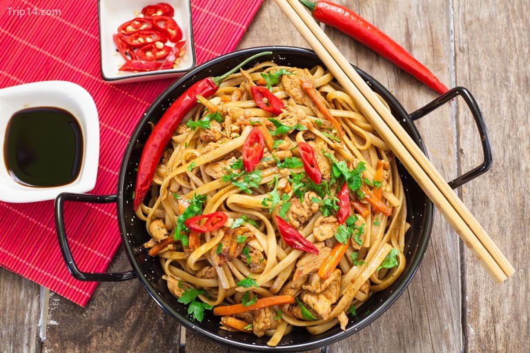 Gà chow mein một món ăn phổ biến với mì và rau - Trip14.com