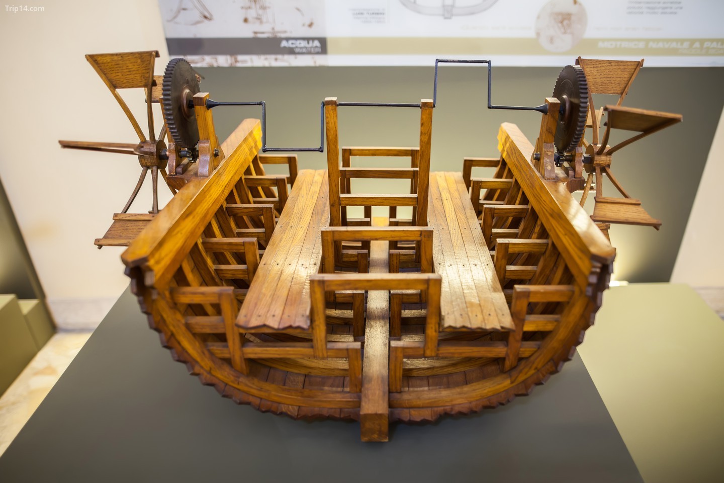 Thuyền có mái chèo của Leonardo sử dụng hai bàn đạp để cung cấp năng lượng cho cơ cấu chuyển số