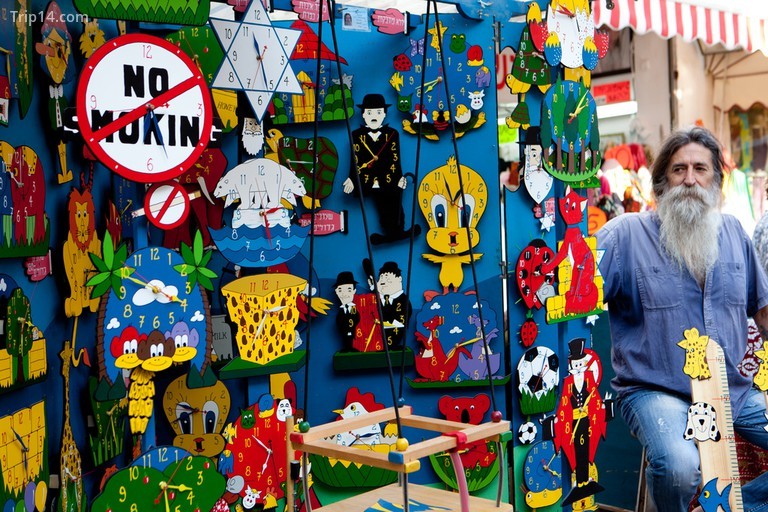 Đồ trang sức đầy màu sắc được tạo ra bởi những người đầy màu sắc tại Chợ Nghệ thuật và Thủ công của Tel Aviv trên Nahalat Binyamin