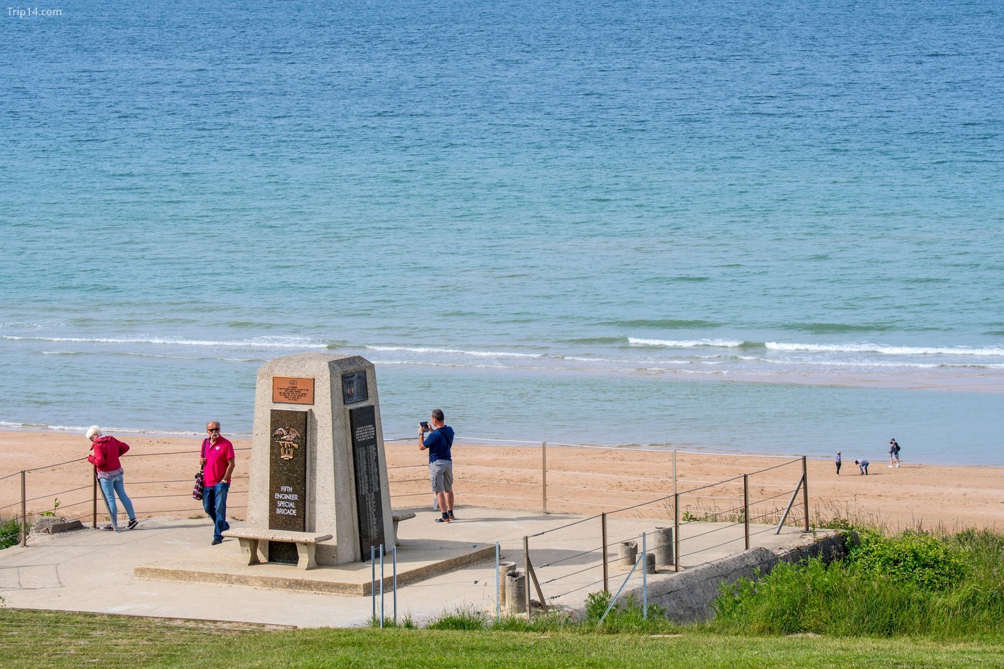 Khách du lịch đến thăm Đài tưởng niệm Lữ đoàn Công binh Đặc nhiệm số 5 tại Bãi biển Omaha, Colleville-sur-Mer, Calvados, Normandy, Pháp