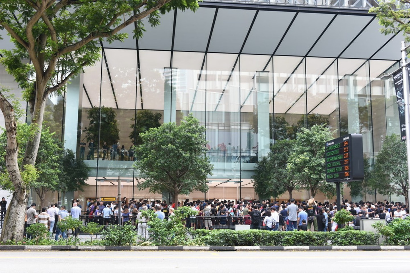 Đám đông đang xếp hàng chờ đợi Apple Store mới mở cửa trong ngày đầu tiên tại Orchard Road ở Singapore