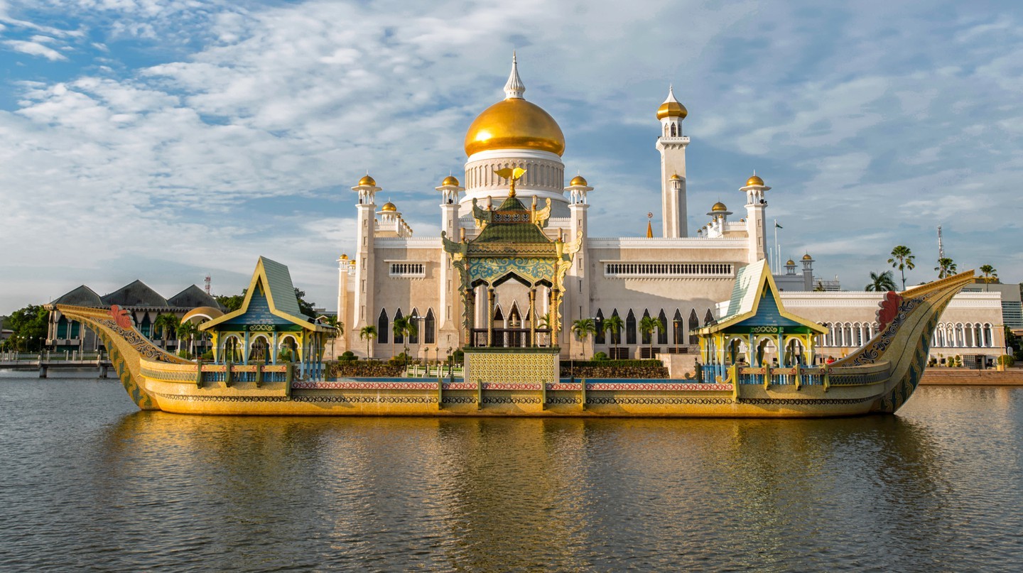 Từ những nhà thờ Hồi giáo hoành tráng đến những ngôi đền sang trọng, Borneo có một số kiến trúc đáng kinh ngạc để chiêm ngưỡng | © Ivan Batinic / Alamy Stock Photo
