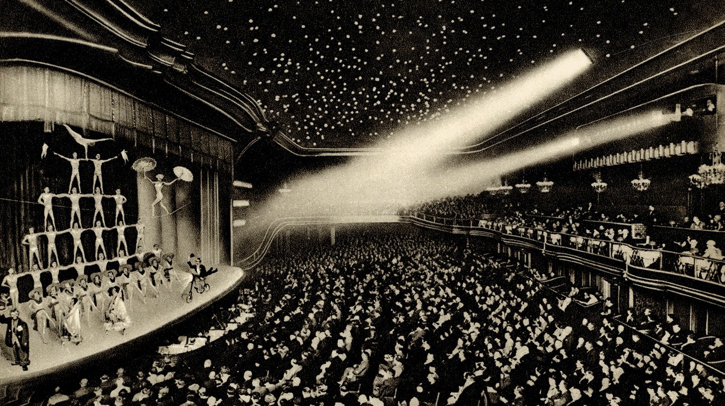 Một khán giả xem nhào lộn biểu diễn tại Wintergarten ở Berlin vào đầu những năm 1900
