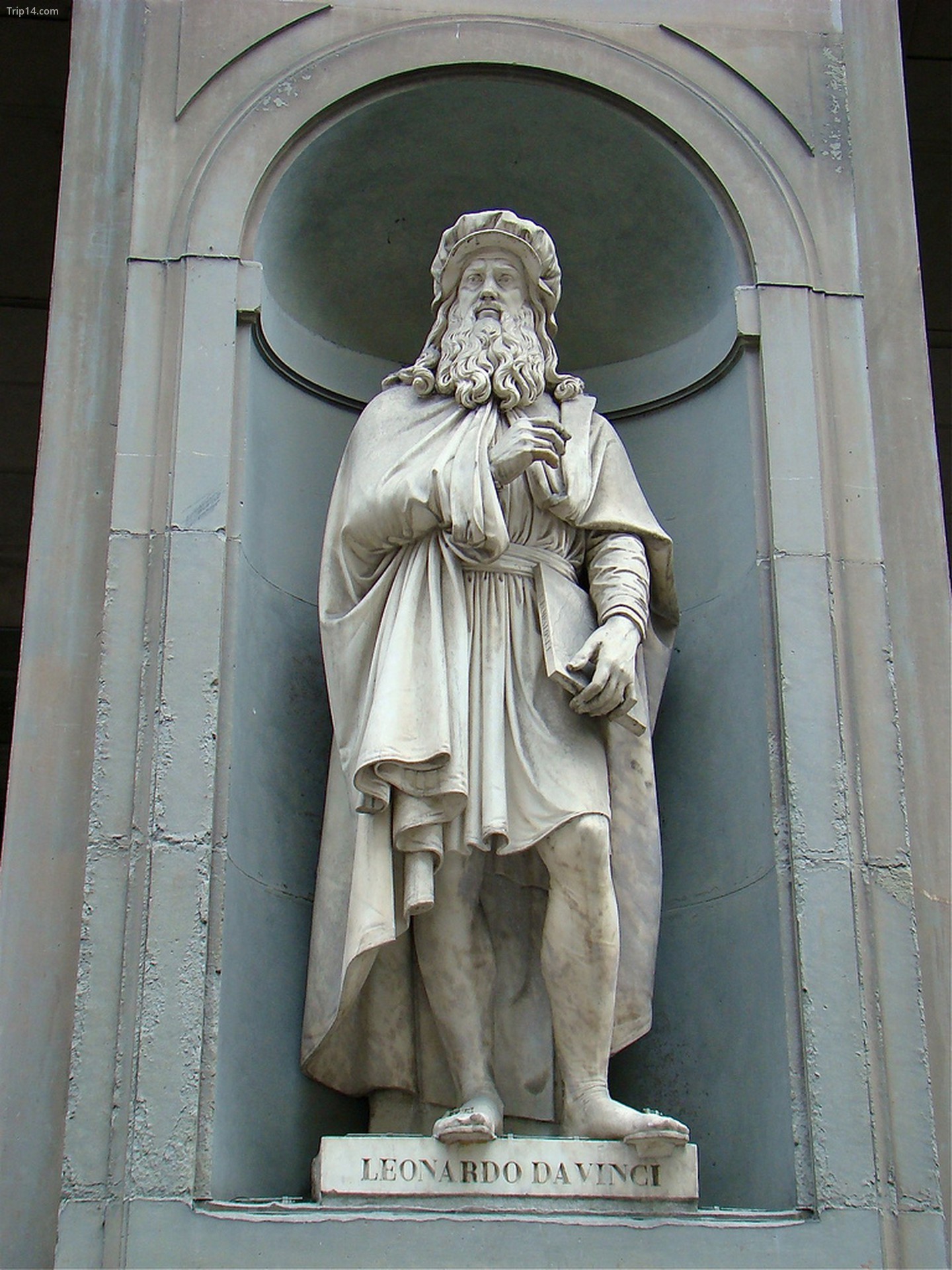 Leonardo Da Vinci bên ngoài Phòng trưng bày Uffizi