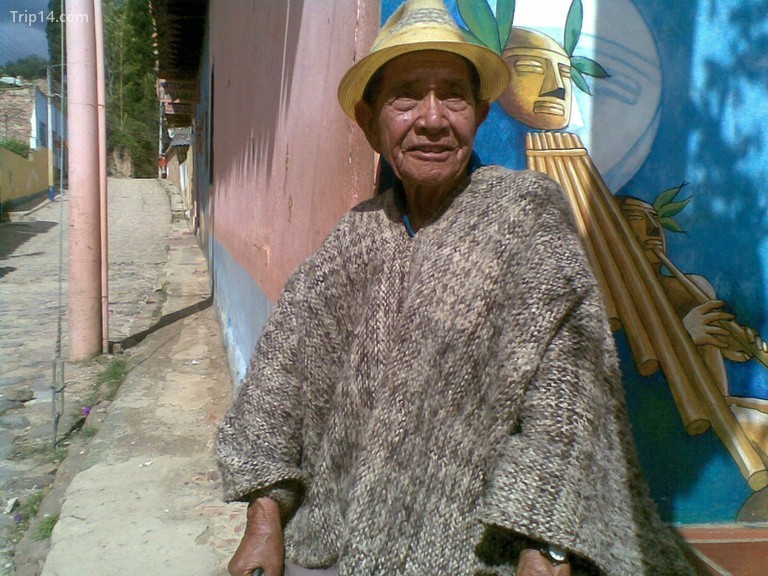 Một người đàn ông địa phương ở Boyaca mặc áo Ruana