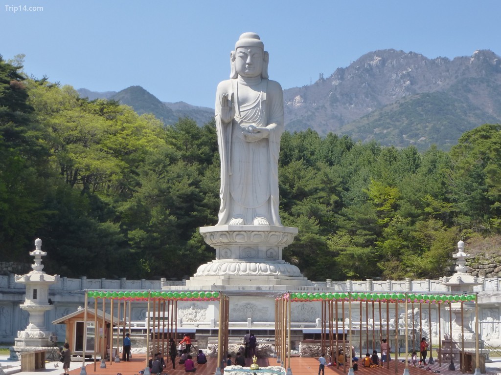 Tượng Phật chùa Donghwasa