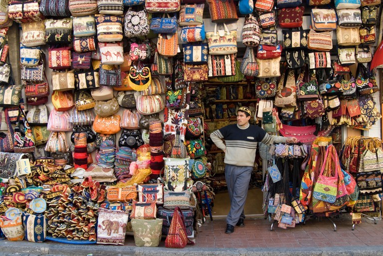 Một nhà cung cấp túi xách tại Grand Bazaar | © Alex Segre / Alamy Kho ảnh