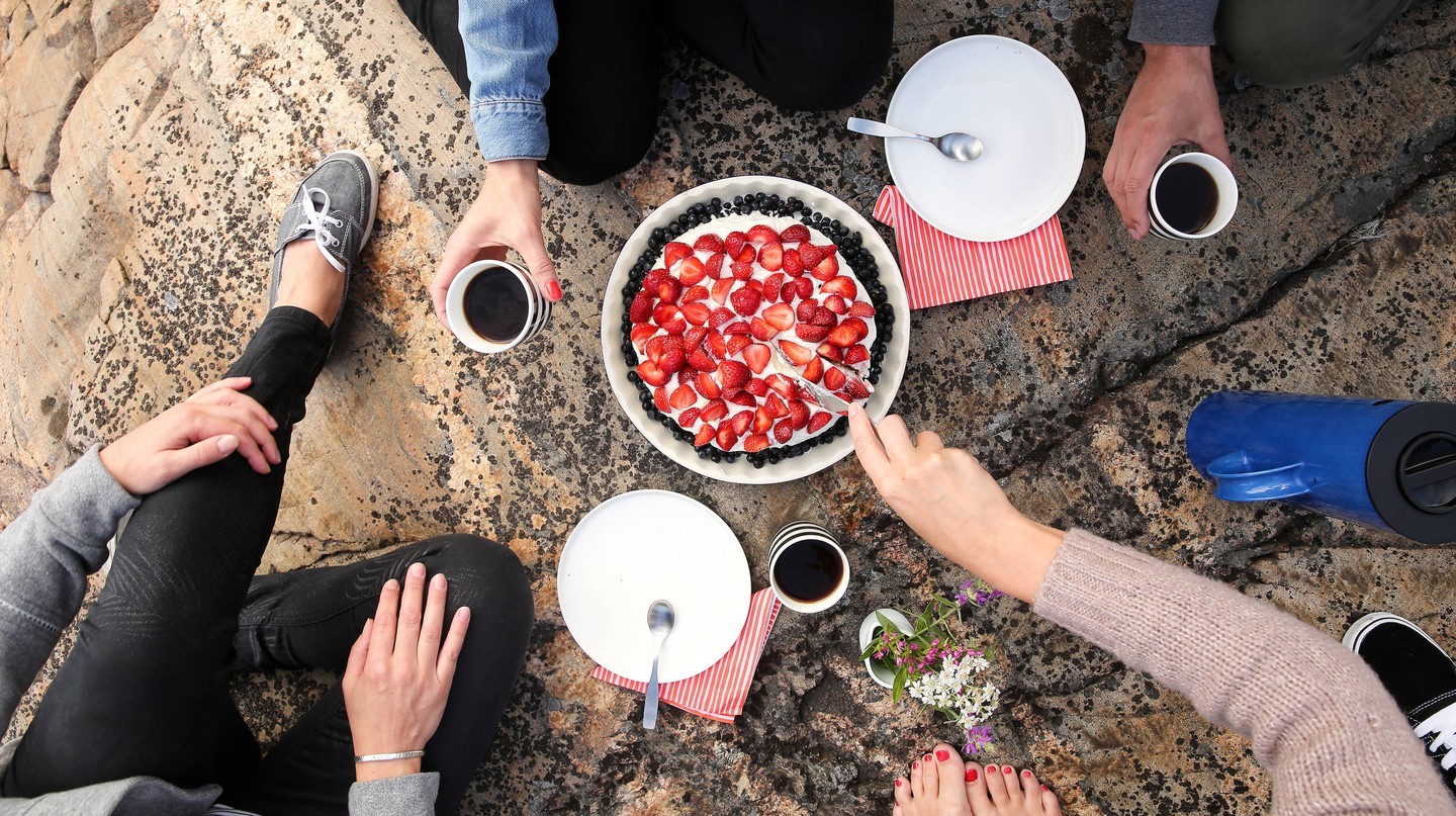 Thưởng thức dâu tây với bạn bè. | ©Harri Tarvainen / Visit Finland