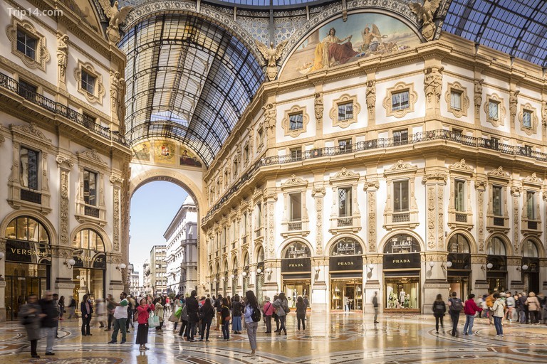 Người mua sắm lang thang qua quảng trường Galleria Vittorio Emanuele II