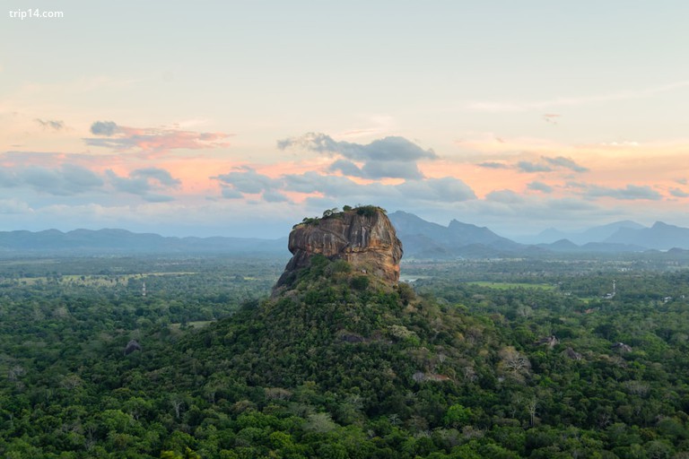 Pháo đài đá Sigiriya lịch sử được bao quanh bởi một cảnh quan ngoạn mục - Trip14.com