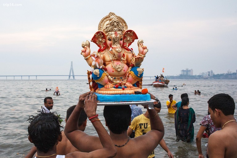 Đắm chìm Chúa Ganesh tại lễ kỷ niệm lễ hội Ganesh Chaturthi trên bãi biển Girgaum Chowpatty ở Mumbai, Ấn Độ năm 2013 - Trip14.com