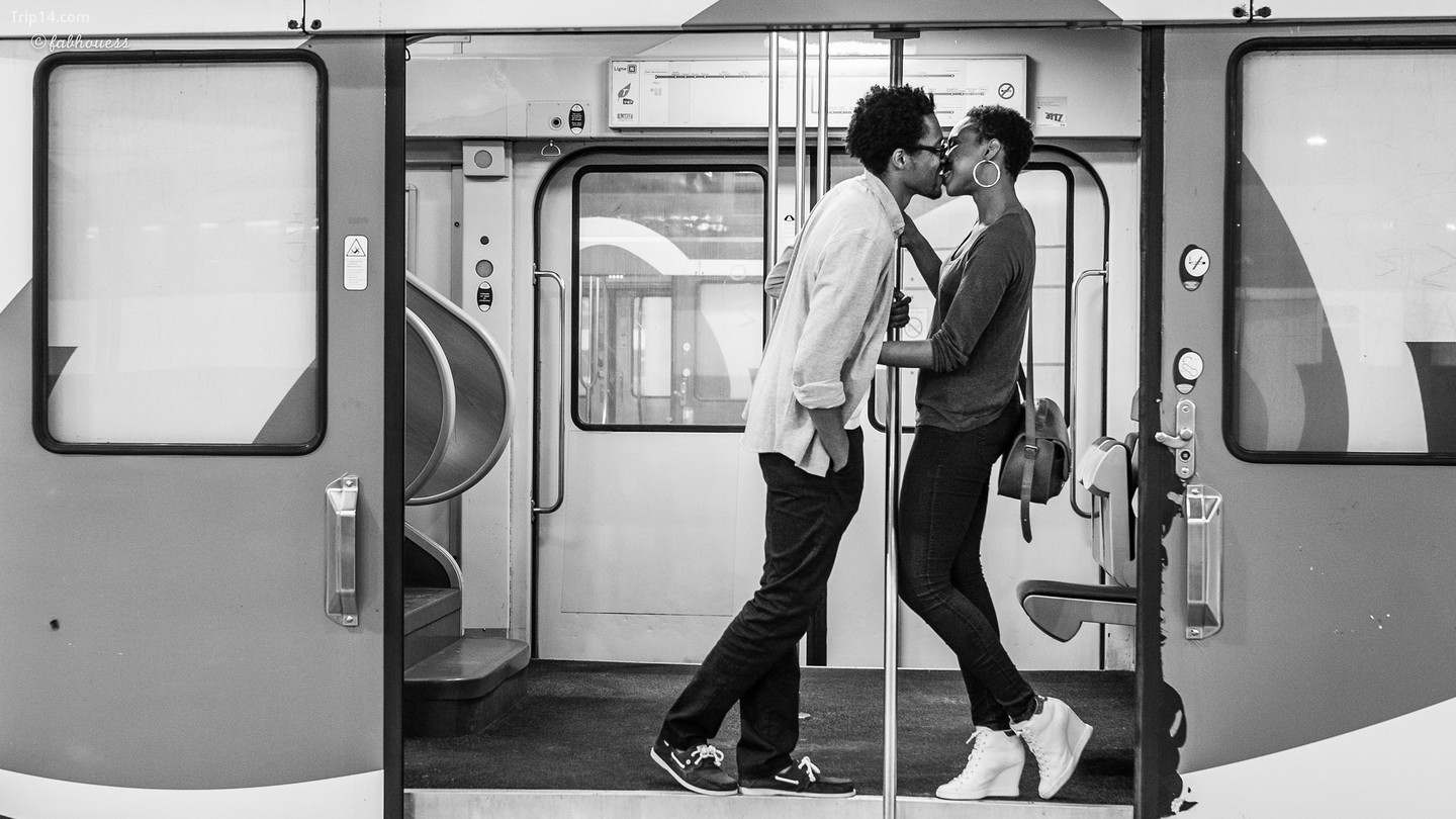 Bạn KHÔNG THỂ hôn nhau trên sân ga