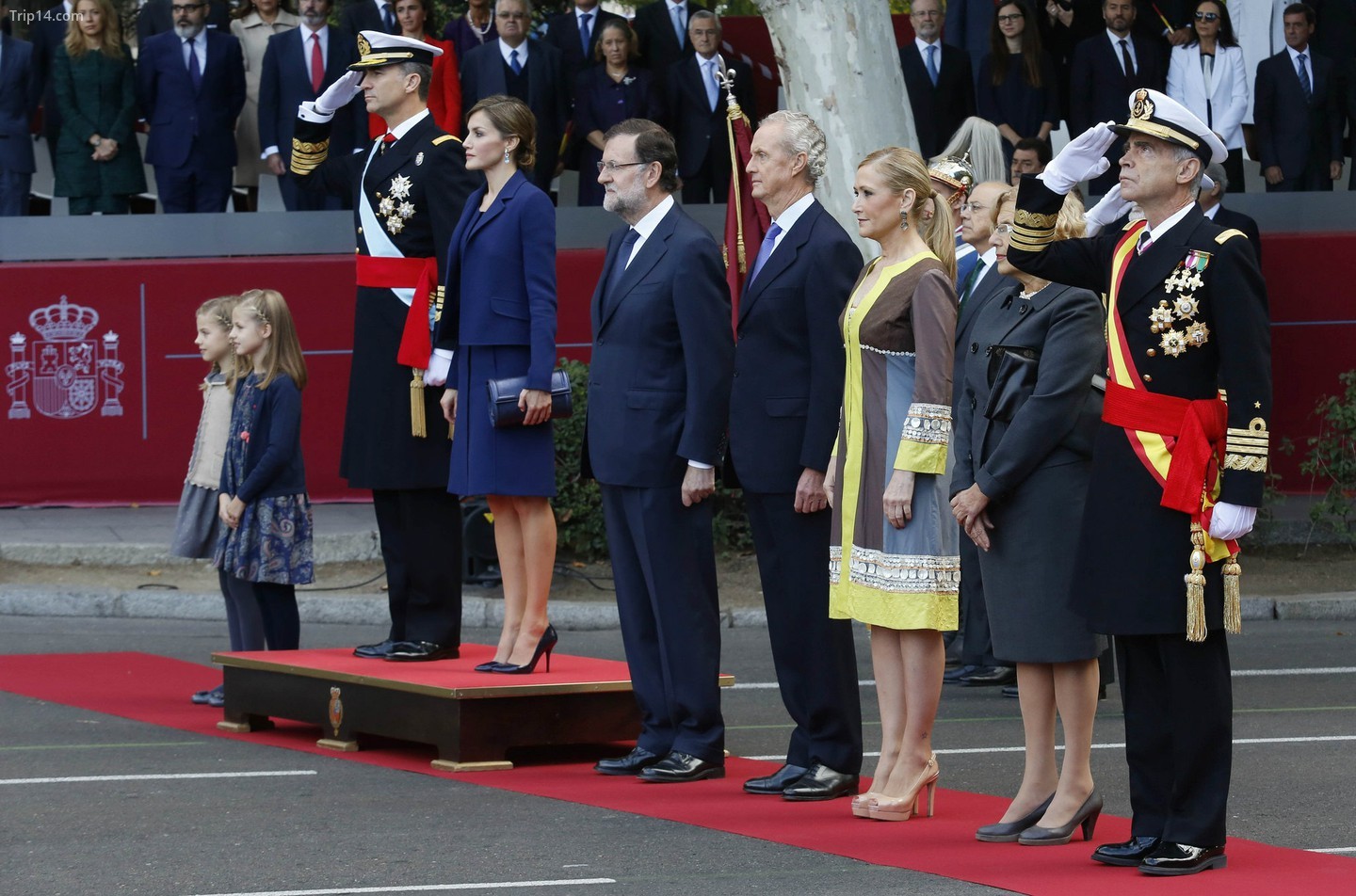  Vua Felipe và Hoàng hậu Letizia (phải) trong lễ kỷ niệm Quốc khánh Tây Ban Nha   |   