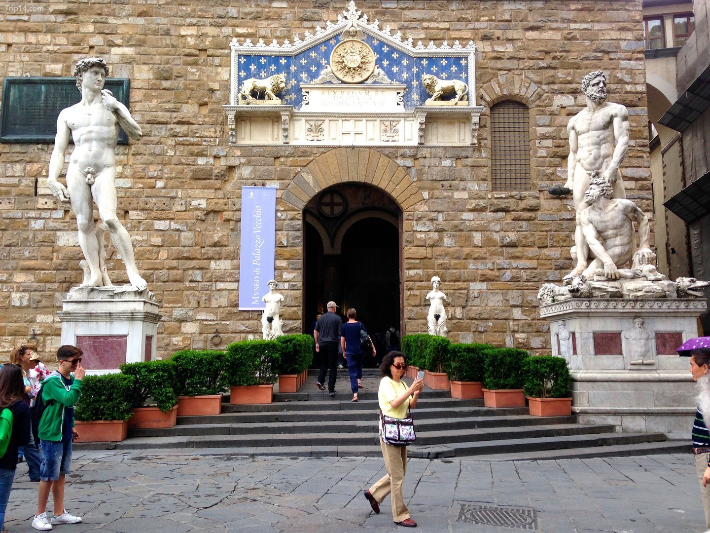 Lối vào Palazzo Vecchio, bên trái: David của Michelangelo