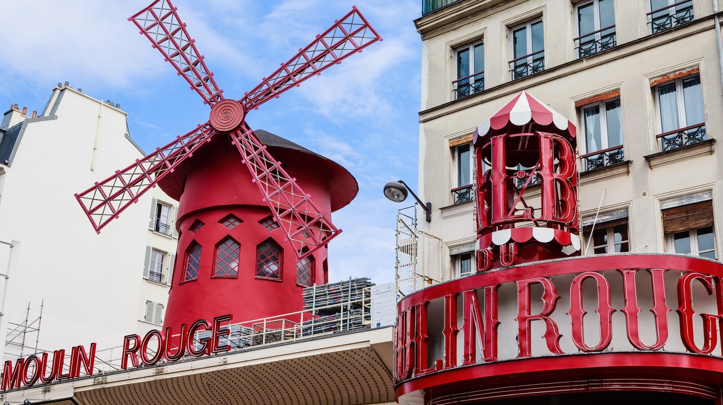 Moulin Rouge là một quán rượu nổi tiếng được xây dựng vào năm 1889, nằm trong khu đèn đỏ Pigalle của Paris. | © Nikolay Korzhov / Alamy Stock Photo