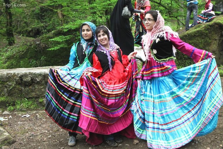 Khách du lịch thử quần áo GIlaki truyền thống | © Ninara / Flickr - Trip14.com