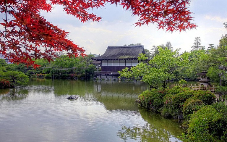 Một trong những khu vườn tại đền Heian Jingu - Trip14.com