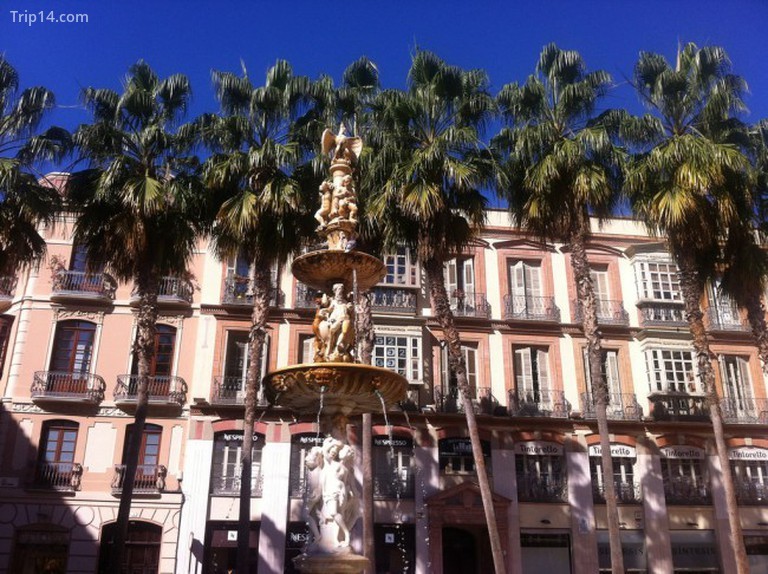 Một trong những tòa nhà cổ kính trang nghiêm trên Malaga’s Plaza Constitución