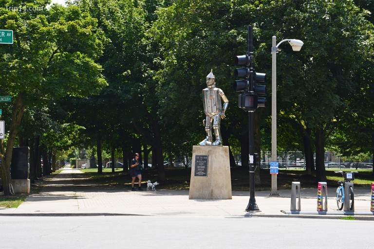 Bức tượng Tin Man chào đón du khách ở góc Webster và Lincoln Avenues ở lối vào Công viên Oz trong khu phố Lincoln Park của Chicago - Trip14.com