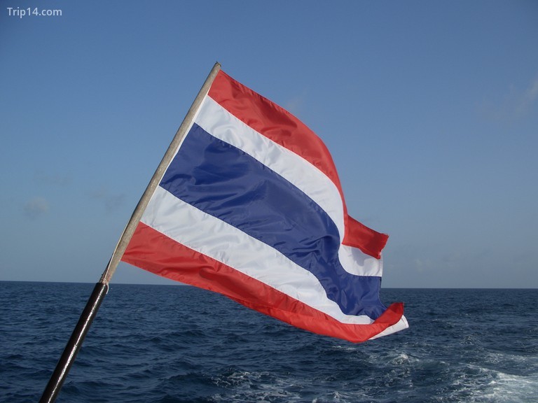 Ý nghĩa lá cờ Thái Lan: Lá cờ Thái Lan với ba màu sắc đỏ, trắng, xanh thể hiện ý chí thống nhất, sức mạnh và tôn trọng. Trong năm 2024, lá cờ Thái Lan vẫn đóng vai trò quan trọng trong đời sống của người dân Thái Lan. Họ giữ gìn tôn giáo, văn hóa và lịch sử của mình, và lá cờ Thái Lan là biểu tượng của sự kiêu hãnh và độc lập. Tìm hiểu thêm về ý nghĩa của lá cờ Thái Lan để hiểu rõ hơn về đất nước này.
