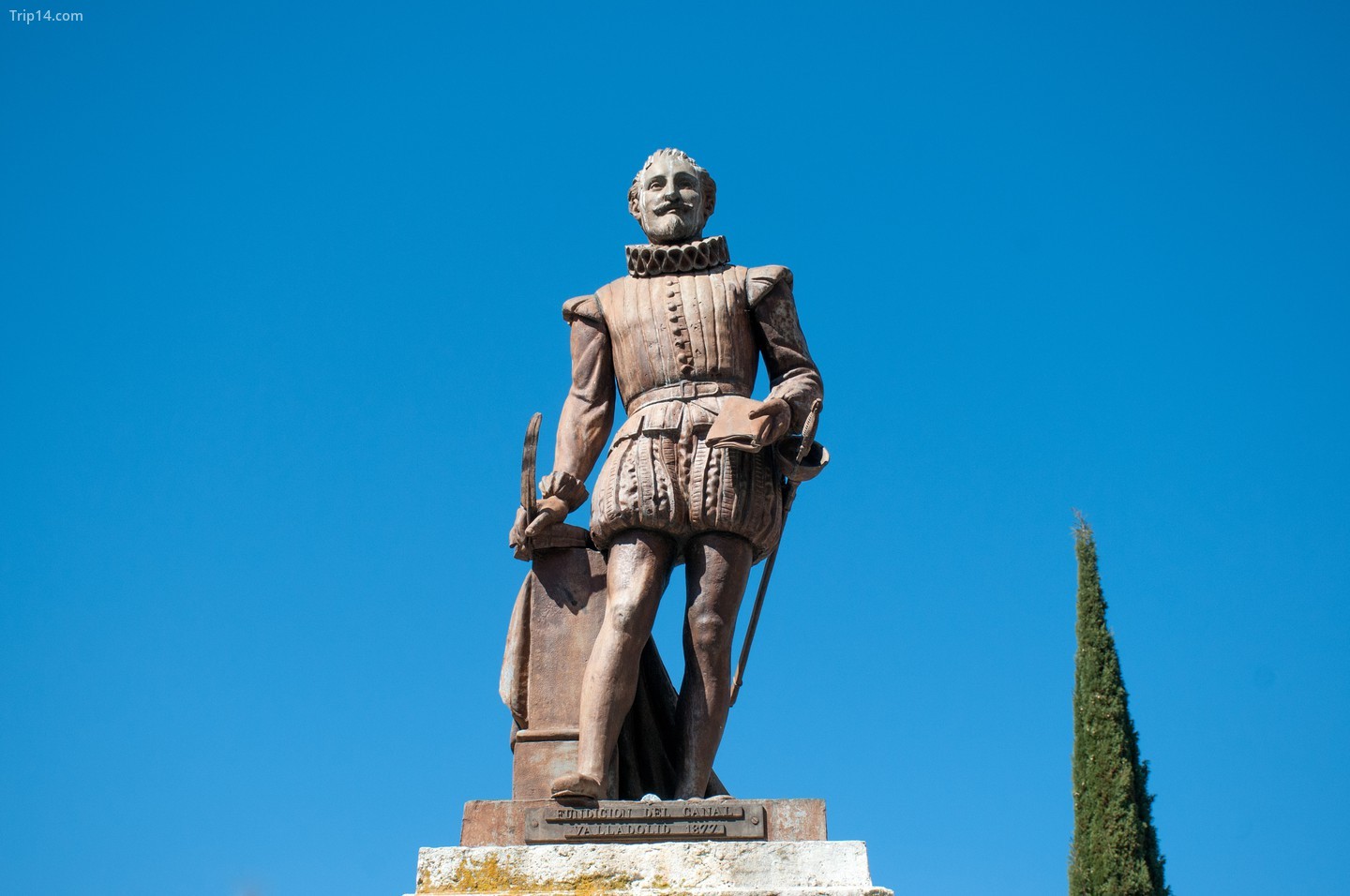 bức tượng đồng của Miguel de Cervantes ở Valladolid