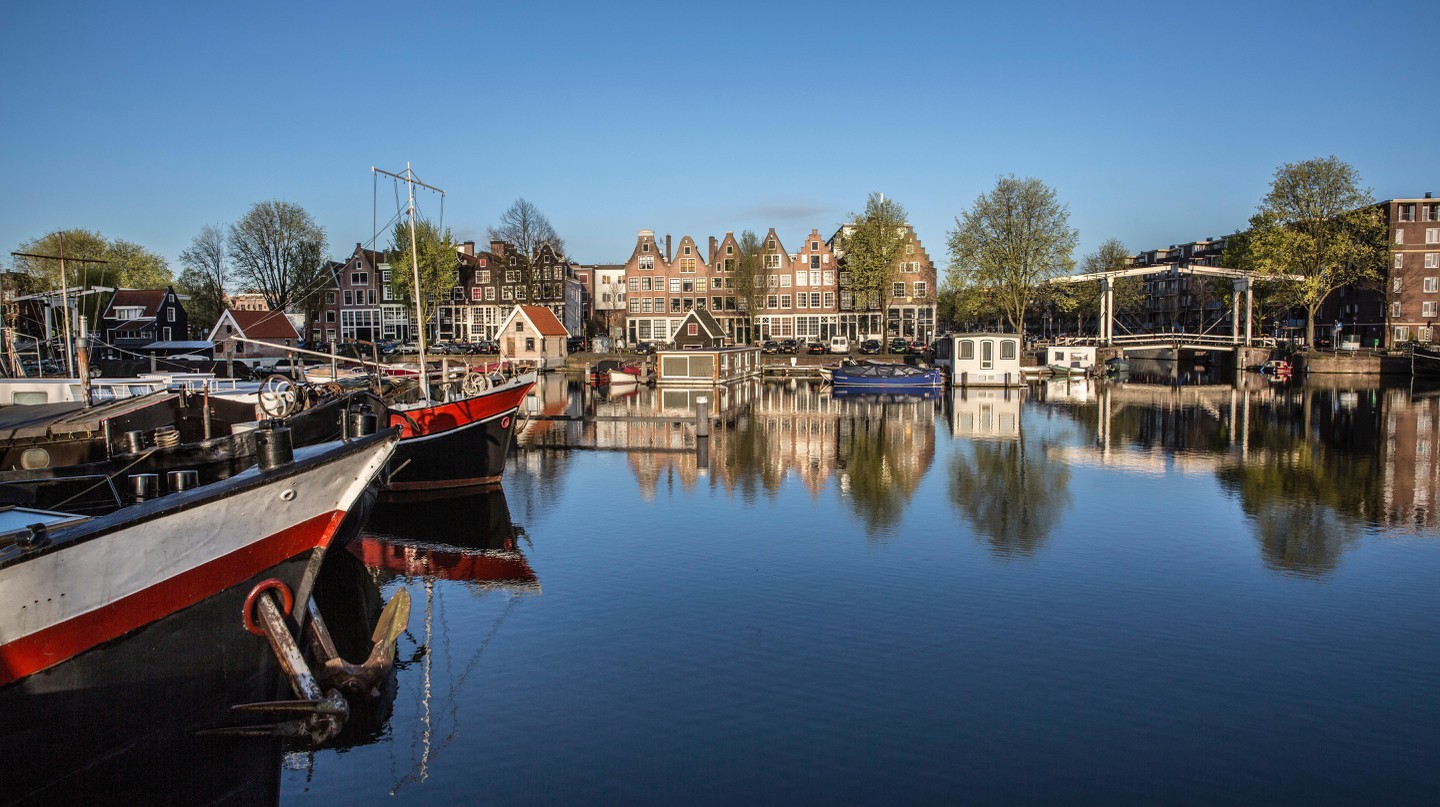 Amsterdam tràn ngập các điểm tham quan, bao gồm các kênh đào nổi tiếng