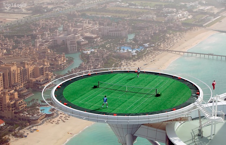 Trận đấu quần vợt trên sân bay trực thăng Burj Al Arab
