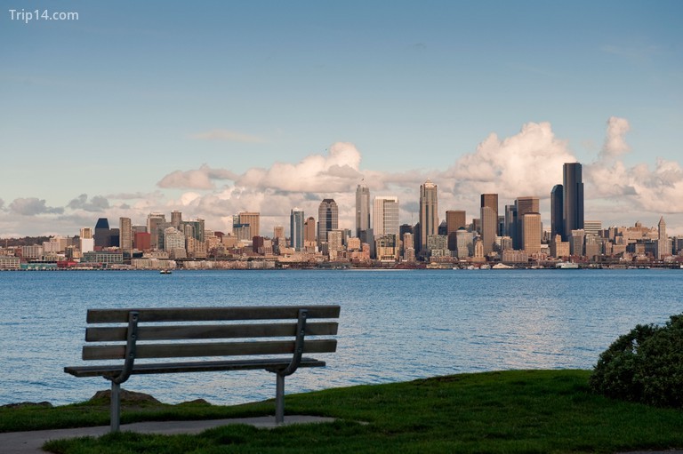 Một băng ghế công viên trên Bãi biển Alki ở West Seattle.