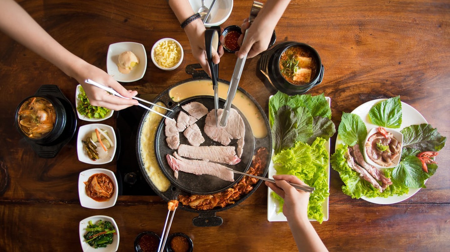 Cách cư xử trên bàn ăn của người Hàn Quốc