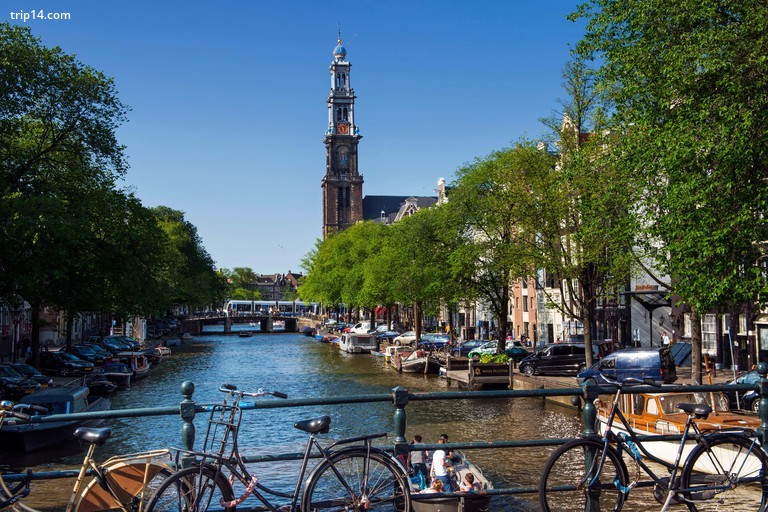 Westerkerk trên kênh Prinsengracht, Amsterdam. - Trip14.com