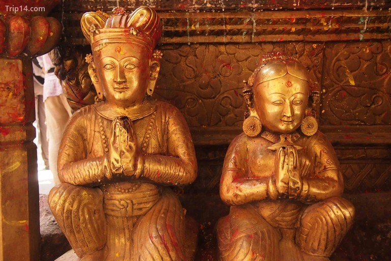 Hai trong số nhiều bức tượng kim loại bao quanh Đền Vàng của Patan - Trip14.com