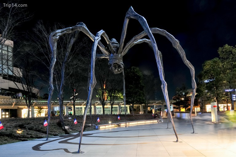 Maman - một tác phẩm điêu khắc nhện của Louise Bourgeois, nằm ở chân tòa nhà Mori Tower ở Roppongi Hills vào ban đêm ở Tokyo, Nhật Bản - Trip14.com