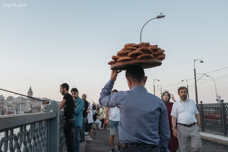 Người bán thức ăn đường phố trên cầu Galata, Istanbul, Thổ Nhĩ Kỳ