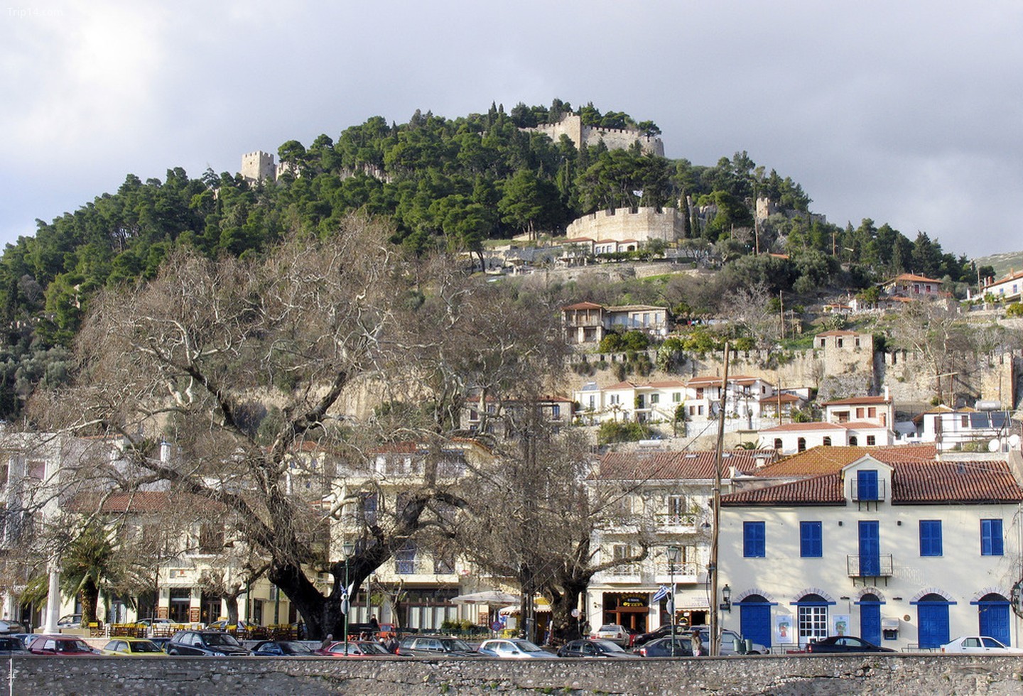 Quang cảnh lâu đài Nafpaktos nhìn từ bến cảng