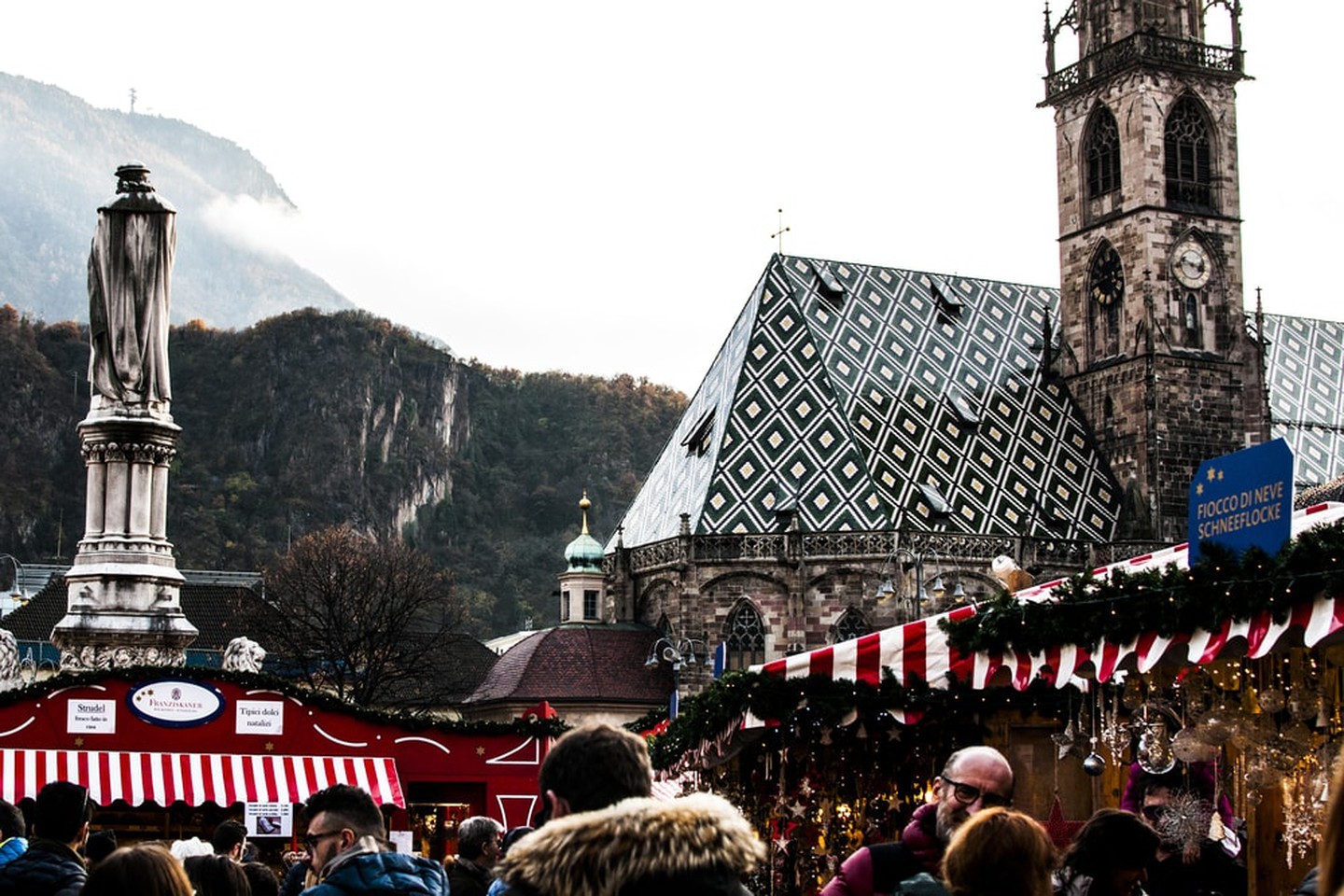 Chợ Giáng sinh ở Quảng trường Walther nổi tiếng ở Bolzano, Nam Tyrol 