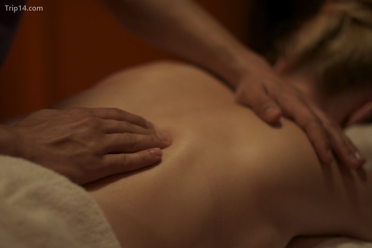 Massage tay trị liệu bằng vàng - Trip14.com