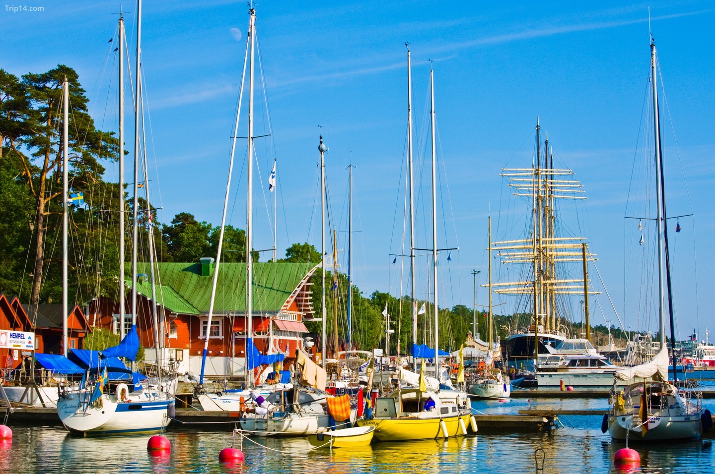 Đến Mariehamn khám phá những chiếc du thuyền nhấp nhô trên bến du thuyền