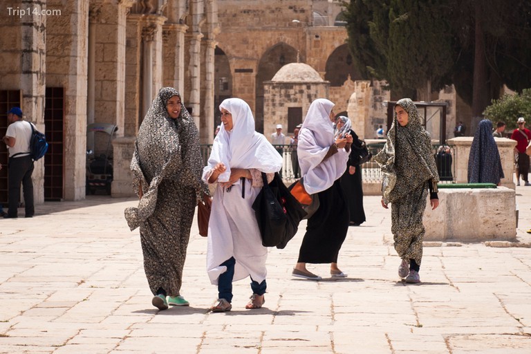 Thành phố cổ Israel Jerusalem Haram Esh Sharif Đền thờ cao quý Núi vòm của nhà thờ Hồi giáo El Aqsa Phụ nữ trò chuyện nói chuyện với đạo tặc đi bộ abayas - Trip14.com