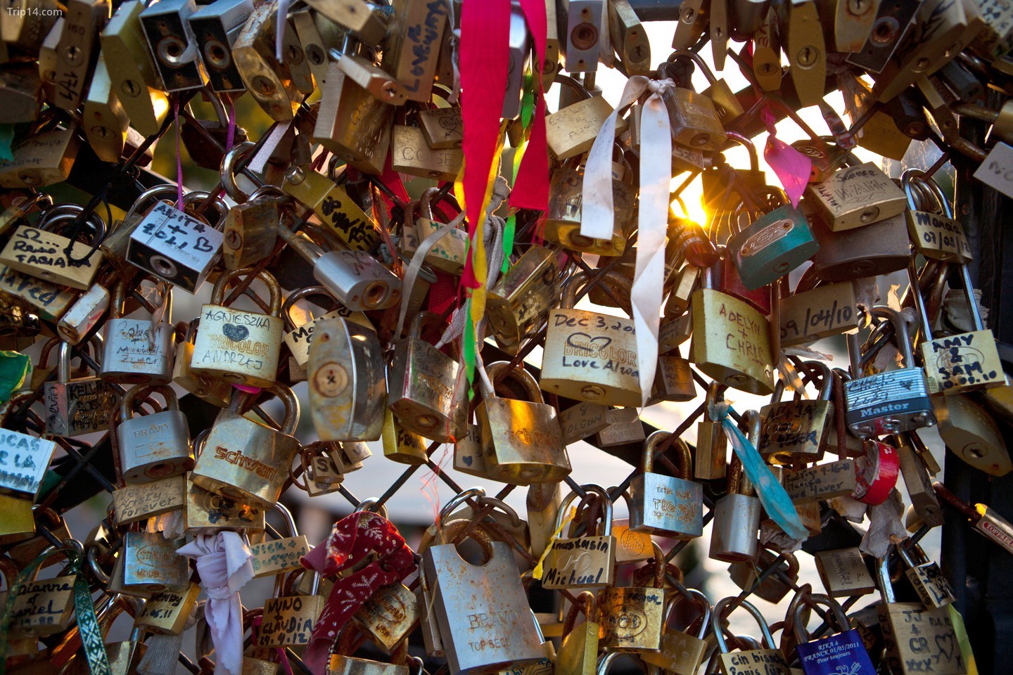 'Ổ khóa tình yêu' trên Cầu Pont Des Arts, Paris