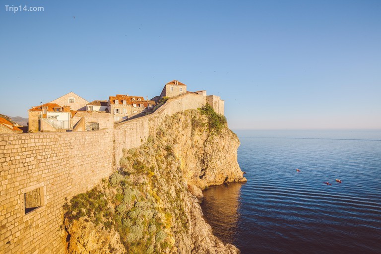 Phố cổ của thành phố Dubrovnik với biển lặng, Croatia. - Trip14.com