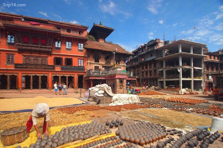 Sấy gốm dưới ánh mặt trời trên Quảng trường Potters, Bhaktapur - Trip14.com
