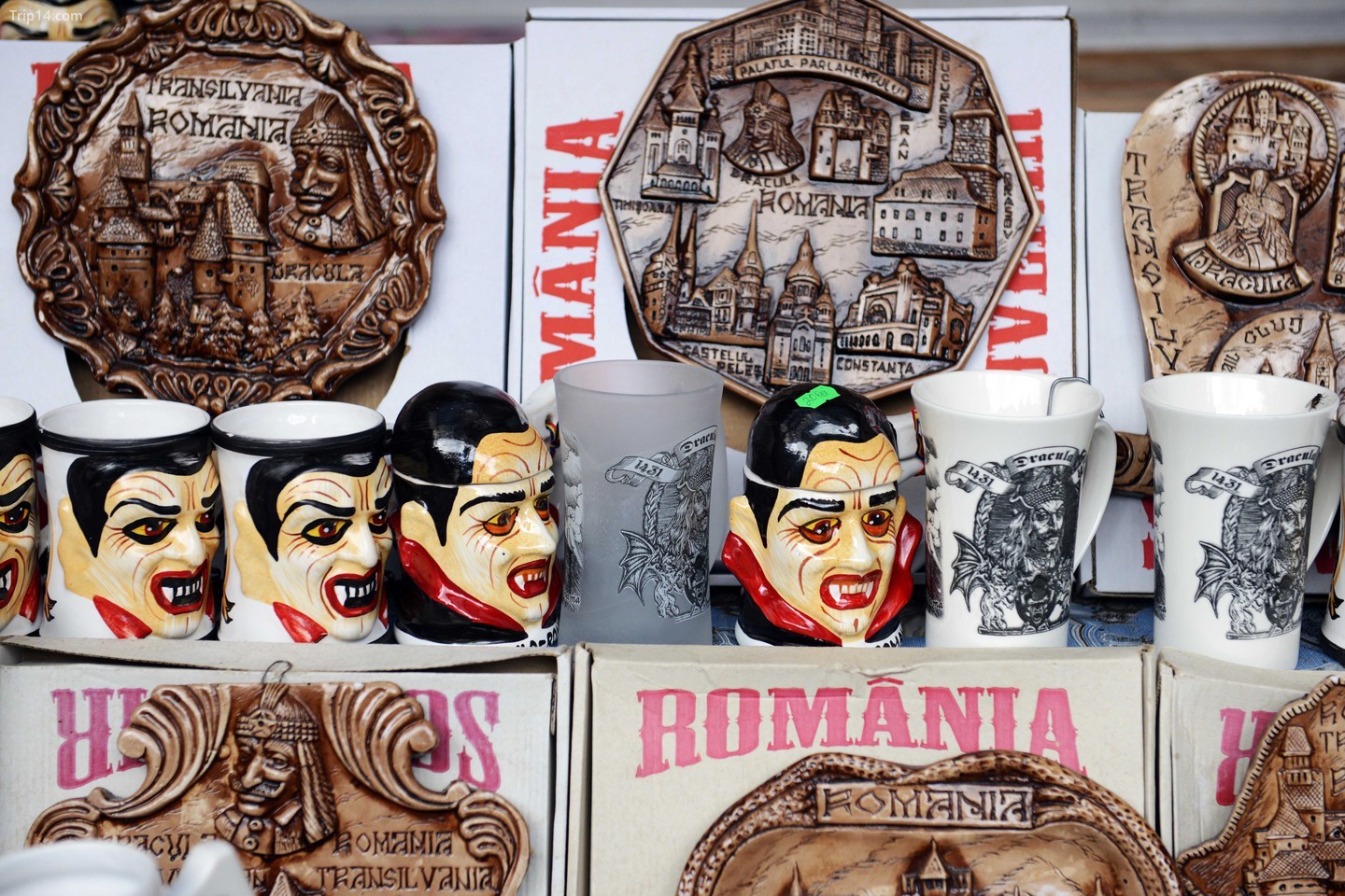  Đồ lưu niệm Dracula bán tại lâu đài Bran ở Romania   |   