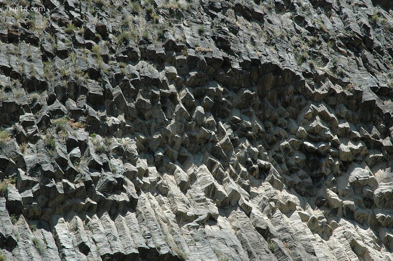 Vách đá bazan
