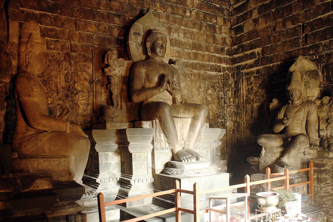 Những bức tượng Phật ở chùa Mendut, Java, Indonesia | © Gunawan Kartapranata / Wikimedia Commons