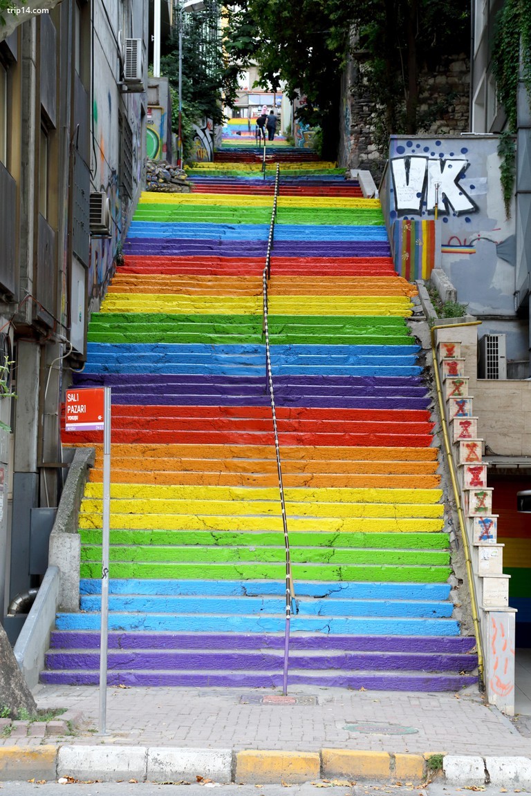 Cầu thang thành phố được sơn màu cầu vồng - Trip14.com