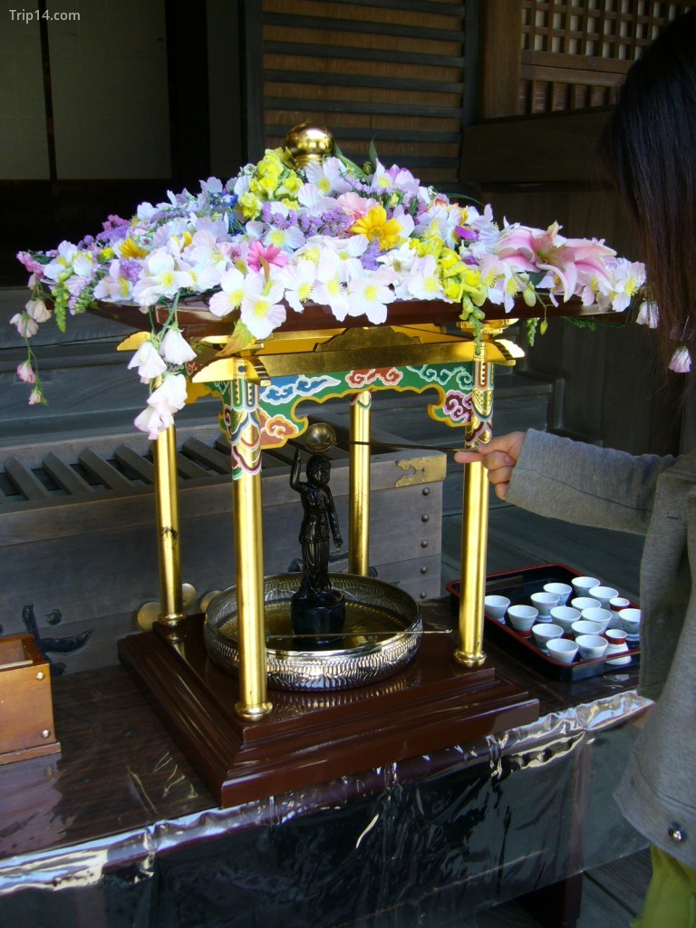 Hana-Matsuri (Lễ hội hoa) vào ngày sinh nhật của Đức Phật tại Nhật Bản | © katorisi / Wikimedia Commons
