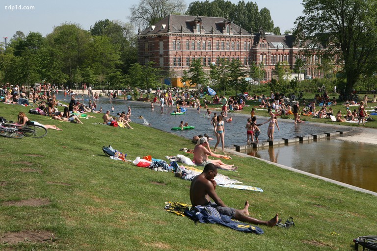 Westerpark là một trong những phần xanh nhất của Amsterdam - Trip14.com