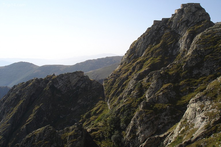 Hẻm núi dốc đứng bên dưới Lâu đài Babak | © Niyaz Bakılı / Flickr - Trip14.com