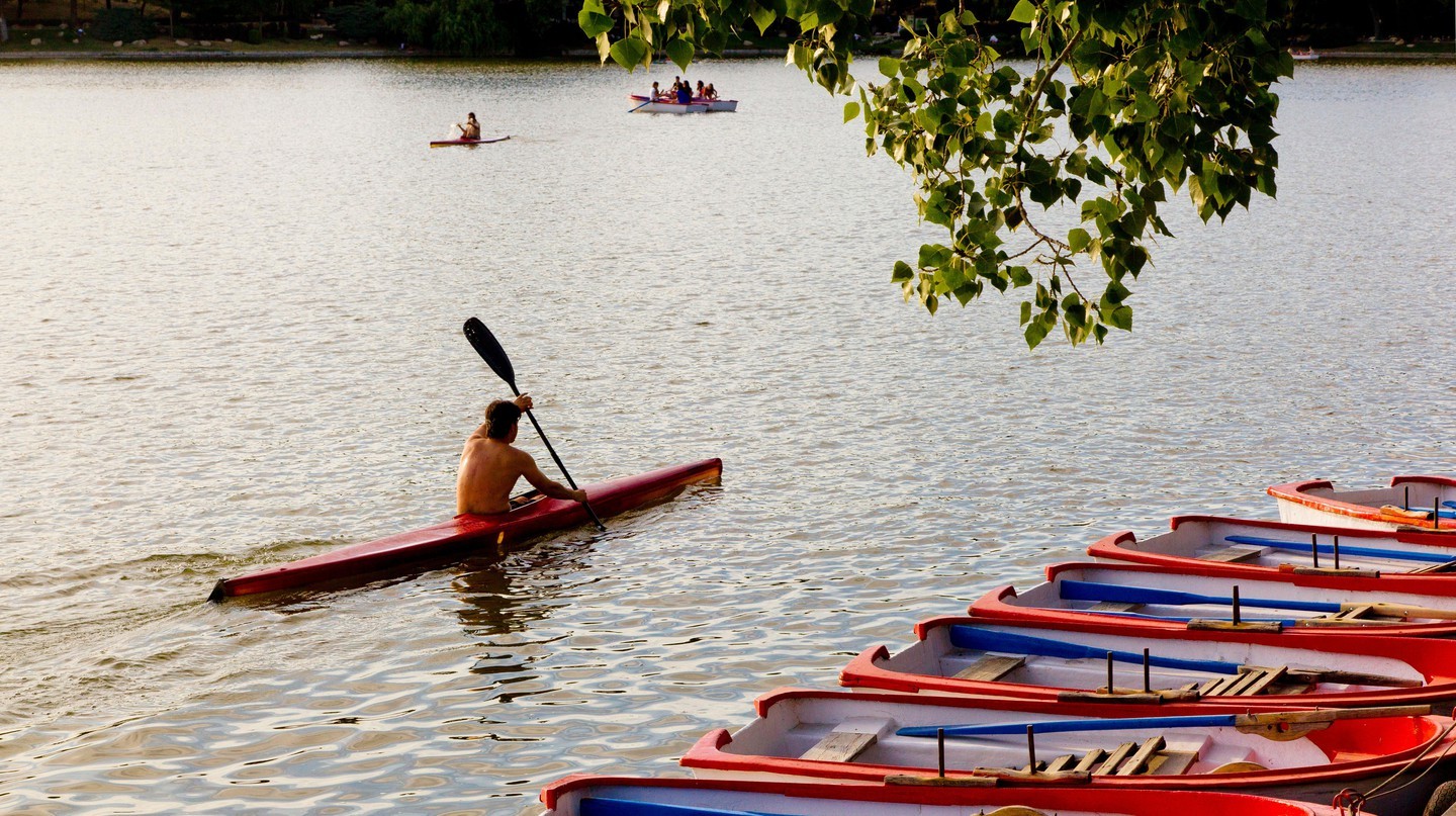 Chèo thuyền kayak trên hồ ở công viên Casa de Campo, Madrid | © agefotostock / Alamy Stock Photo