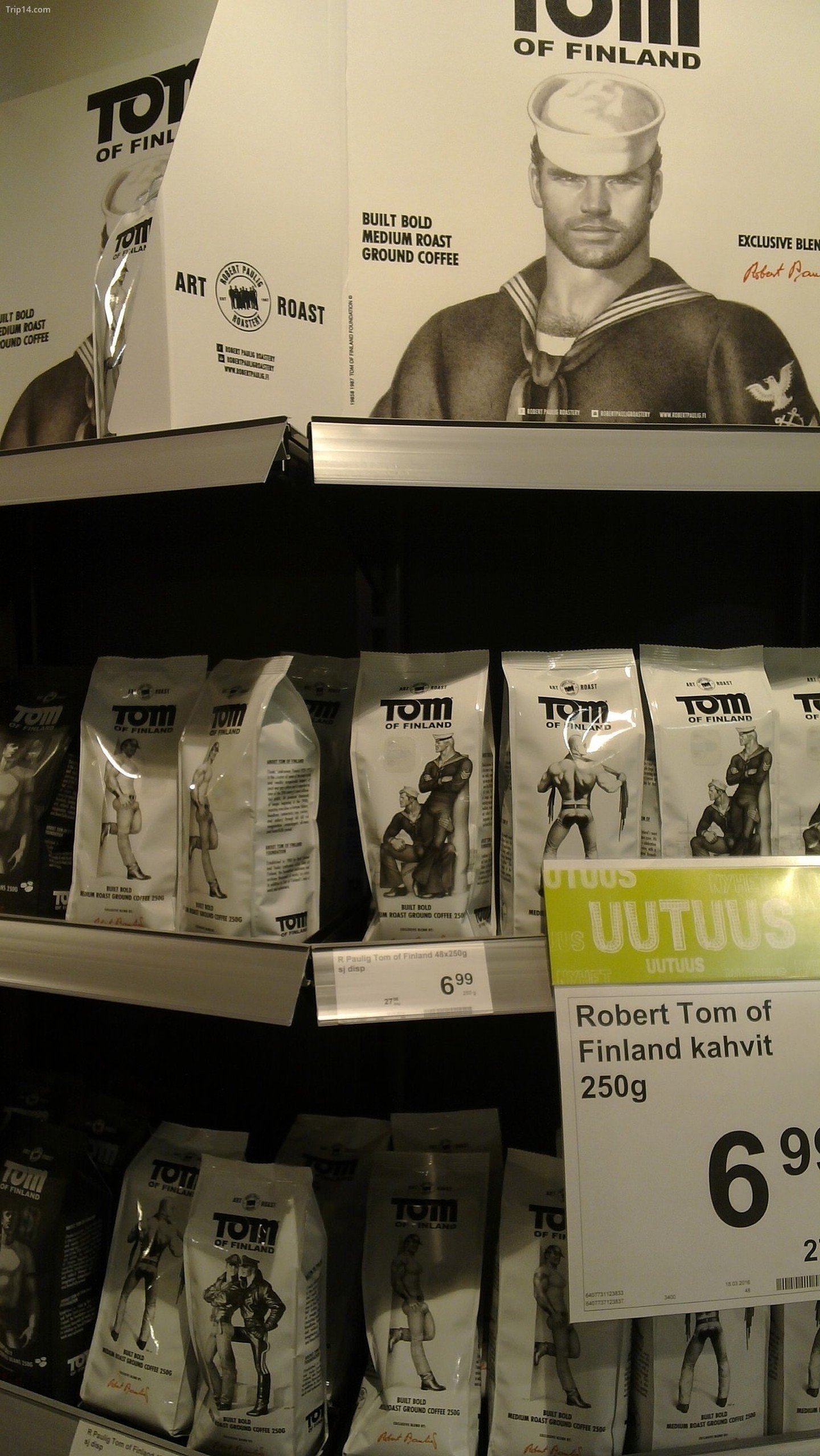 Các túi cà phê Tom của Phần Lan trong một cửa hàng tạp hóa Phần Lan.